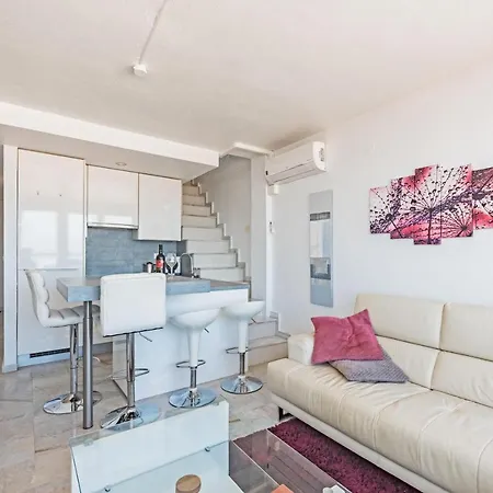 בית נופש Penthouse With Stunning Seaview טורבייחה